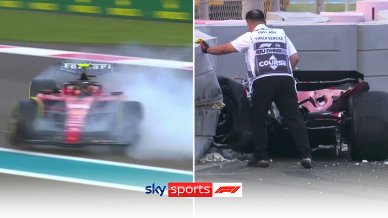 Le pilote Ferrari Carlos Sainz s'écrase contre les barrières pour faire lever le premier drapeau rouge lors des deuxièmes essais du GP d'Abu Dhabi