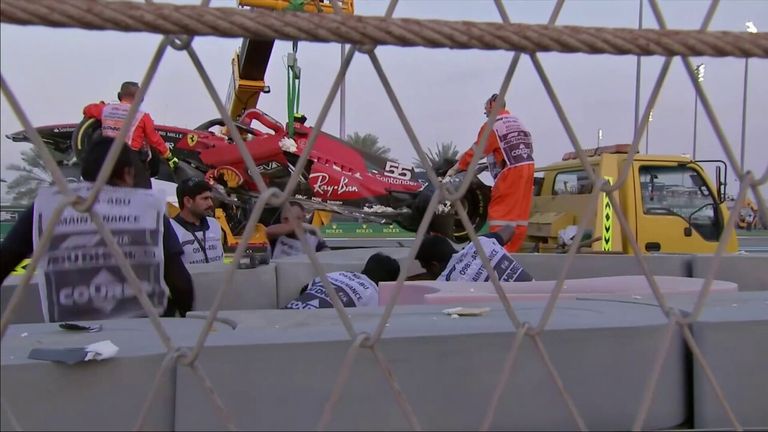 Martin Brundle évalue la voiture de Carlos Sainz quelques instants après que le pilote Ferrari s'est écrasé contre les barrières lors de la deuxième séance d'essais du GP d'Abu Dhabi