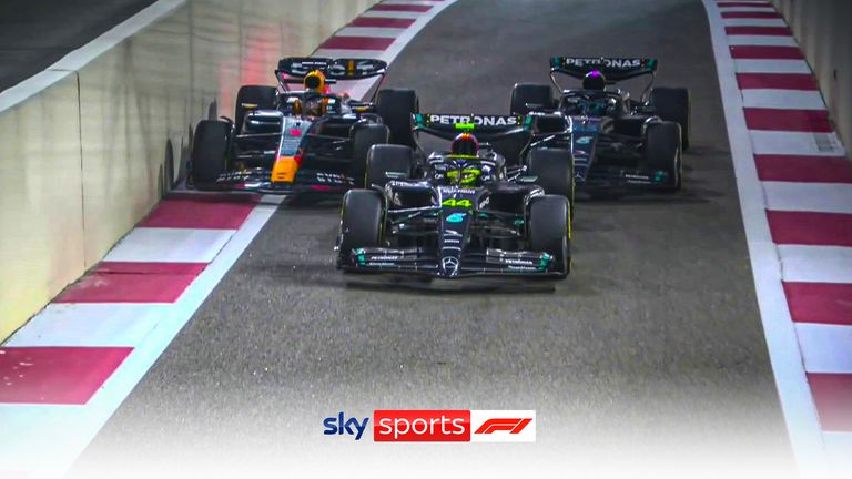 Max Verstappen se faufile devant les voitures dans la voie des stands après que les pilotes ont reçu le feu vert pour poursuivre la deuxième séance d'essais du GP d'Abu Dhabi