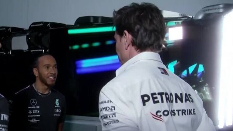 Dans cette séquence des coulisses, le directeur de l'équipe Mercedes, Toto Wolff, a admis avoir volé les mocassins de Lewis Hamilton pour le lancement de leur voiture en 2023.