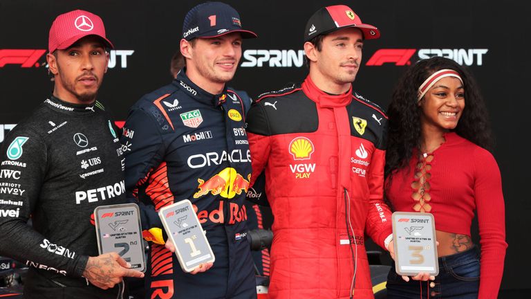 Verstappen, Hamilton et Leclerc photographiés avec le sprinter américain Sha'Carri Richardson après le GP Sprint des États-Unis à Austin cette année