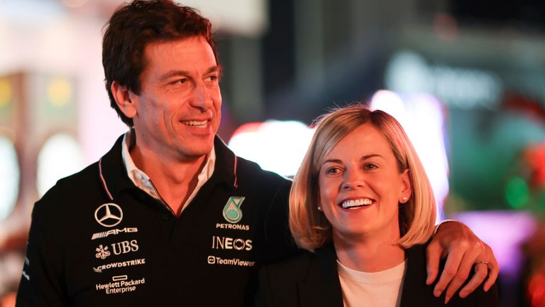Toto Wolff (à gauche), directeur de l'équipe Mercedes, et son épouse Susie Wolff, directrice générale de la F1 Academy, sont tous deux des figures clés du paddock.